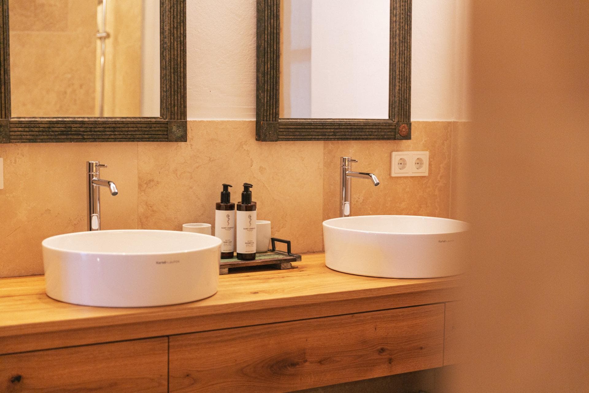 Luxury travertine shower, Residence I, Bergrichter chalet apartment Arlberg